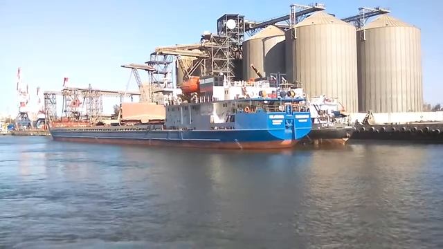 Сухогрузы у причала Астон.Ростов на Дону. смотреть онлайн