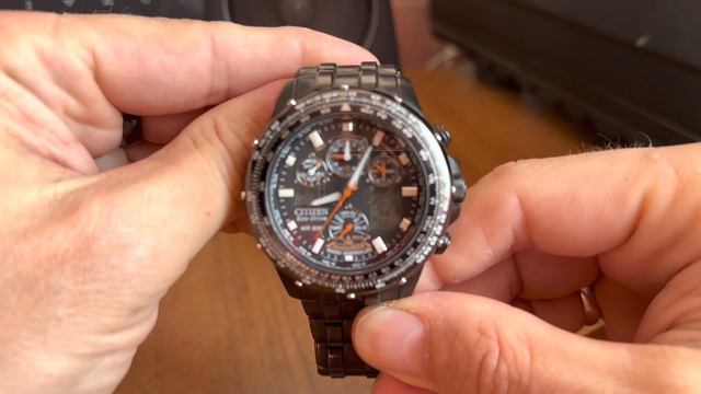 Раскручивание стрелок на часах Citizen Skyhawk Eco-drive после извлечения из темноты смотреть онлайн