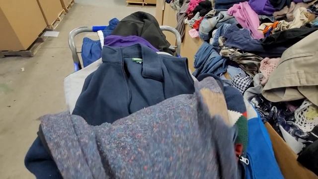 What To Look For When Thrifting At The Goodwill Bins! смотреть онлайн