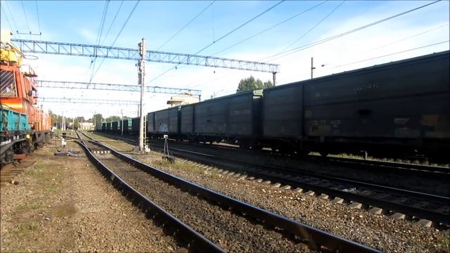 Тепловоз 2ТЭ116К с товарным поездом, СПб / Dieselloc 2TE116K with freight train, SPb смотреть онлайн