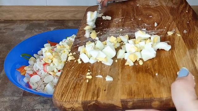 Простенький рецепт крабового салата смотреть онлайн