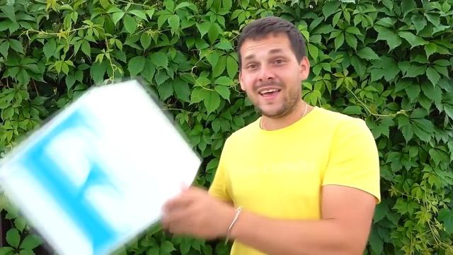 Sofia in the Dinosaur Park with her family смотреть онлайн