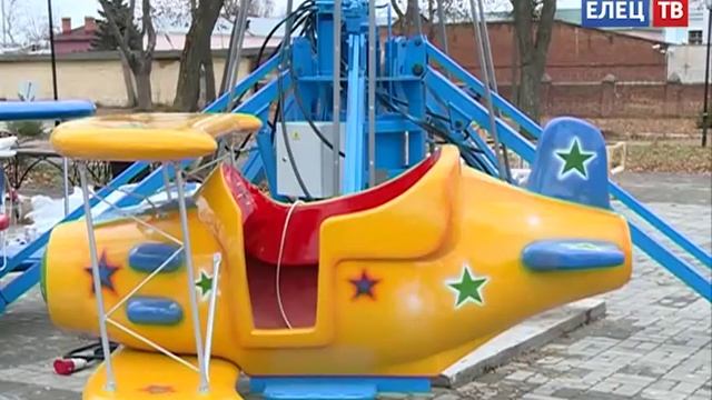 В Детском парке завершается установка четвертого аттракциона смотреть онлайн