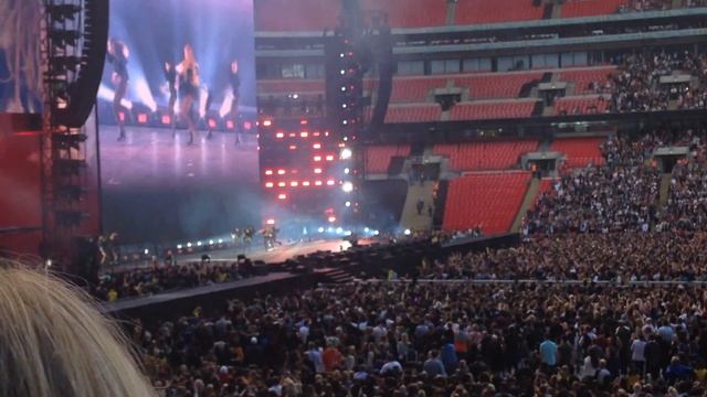 Beyoncé - Bow Down x Tom Ford Outro (Formation Tour) смотреть онлайн