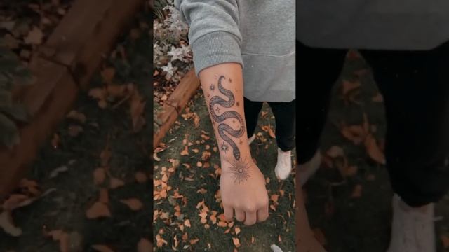 Snake Hand Tattoo design. смотреть онлайн