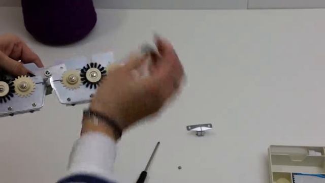 BROTHER KH588. Как установить челнок для платинга. How to attach Plating Yarn Feeder. смотреть онлайн
