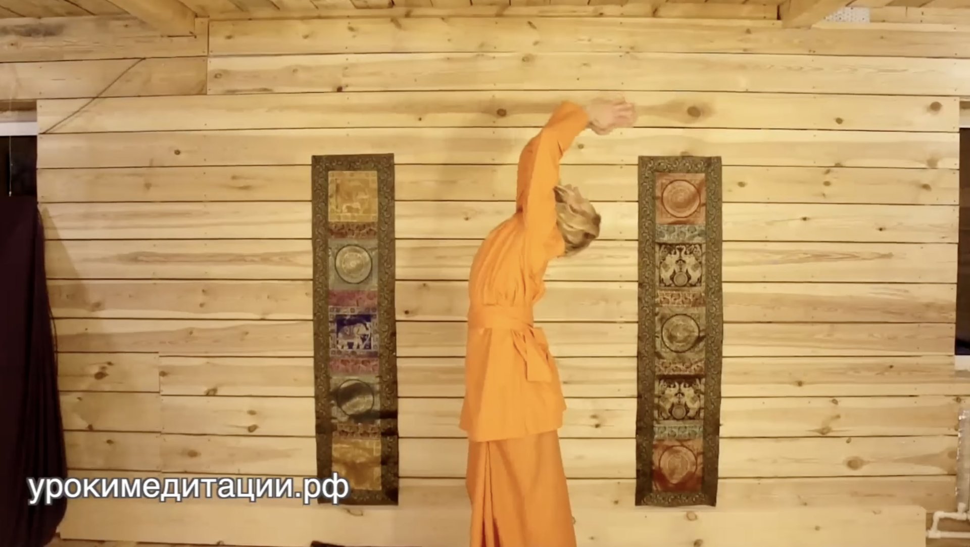 АСАНА №32. ПАДАХАСТАСАНА (ПОЗА РУКИ К НОГАМ)