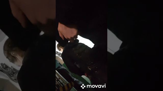 категорически не хочет нигде работать. 5 лет играет в метро.