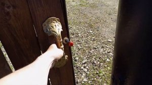 Плетеные ворота из досок.