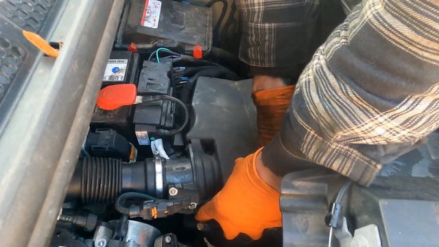 Peugeot Traveller 2.0 HDI - Air Filter Change смотреть онлайн