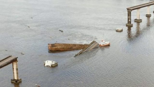 В Бразилии паром врезался в мост смотреть онлайн