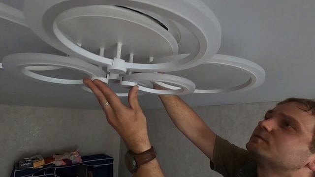 Как красиво установить люстру на натяжной потолок смотреть онлайн