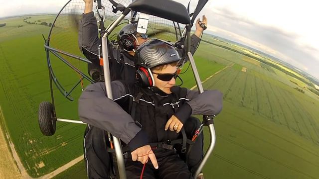 Un tour de Chariot Paramoteur dans les champs смотреть онлайн