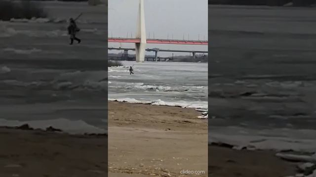 В Муроме рыбаки едва успели покинуть тронувшийся лед на Оке. смотреть онлайн