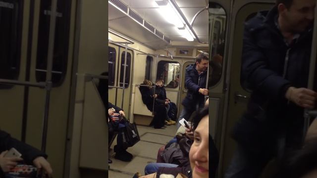 Танцы в метро. Дуэль. Очень ржачное видео!!!!!!Смотреть всем;поднимает настроение. смотреть онлайн