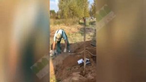 Монтаж опалубки для подпорных стенок трубы через канаву.