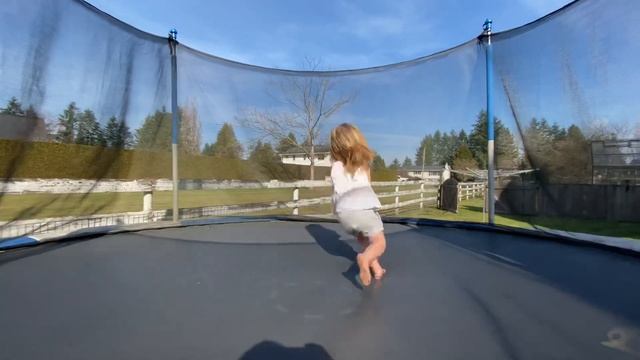 Willow Git’n Down on the trampoline смотреть онлайн