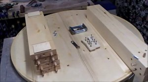 Круглый обеденный стол из дерева