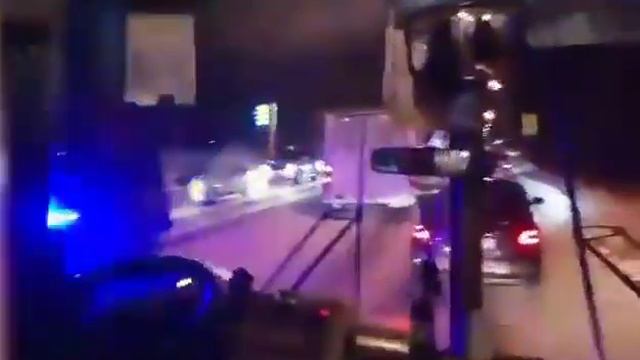 В Ангарске автобус протащил по дороге зажатого в дверях мальчика смотреть онлайн