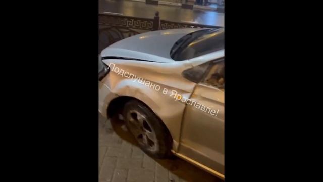 В Ярославле легковушка снесла забор и врезалась в стену Волковского театра смотреть онлайн