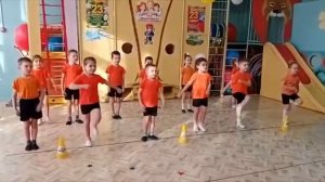 "Принимаю я парад" муз. О.Девочкина, сл. Е.Шкловский в исполнении старшей группы № 9