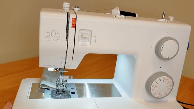 BERNINA BERNETTE B05 ACADEMY - ENHEBRADO Y COSTURA