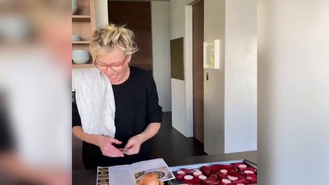 Portia De Rossi learning how to cook While Social Distancing смотреть онлайн