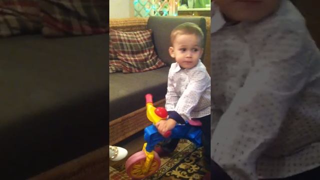Вечер перед Новым 2016 годом. Дети ждут подарки и праздника. Николь и Демид у бабушки смотреть онлайн