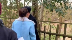 Ханде и Керем за кадром - Керем носит Ханде на руках. Съемки «Постучись в мою дверь»