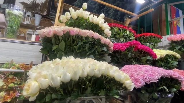 Рижский рынок. Самая большая площадка продажи цветов в Москве. Апрель 2023 г. смотреть онлайн