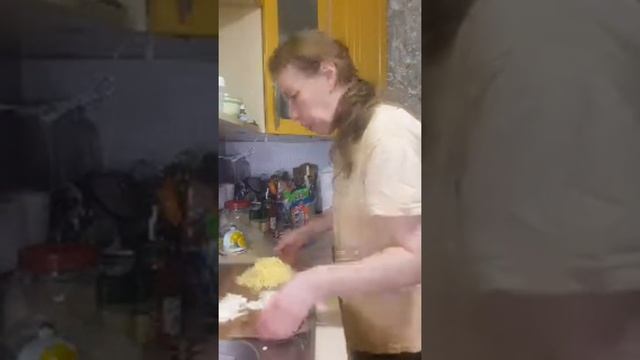 Пицца Салями И Курица Грибы смотреть онлайн