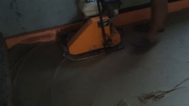 уплотнение песчанной подготовки чернового пола виброплитой строительство дома белгород