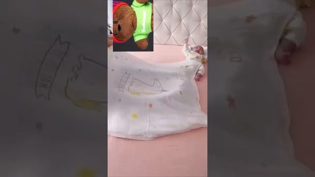 Кокон из одеяла и пеленки смотреть онлайн