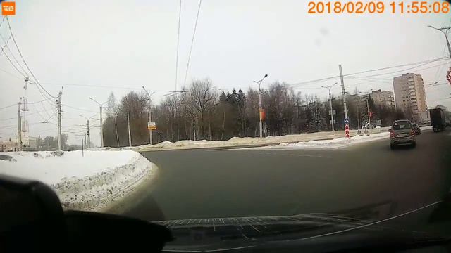Потеряла управление при въезде на кольцо (Чебоксары) смотреть онлайн