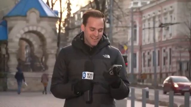 Прохожая в Кишинёве поцеловала австралийского репортера прямо во время репортажа / Молдова смотреть онлайн