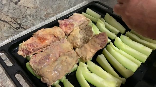 жирные свиные ребра_ и кабачек пальчики оближешь.