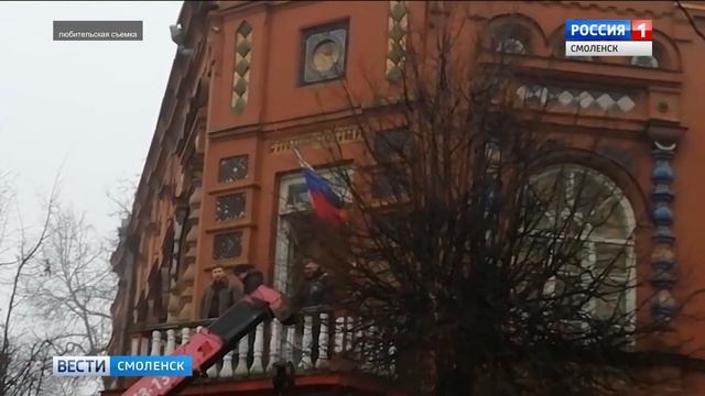 Елку для Смоленского детского дворца творчества доставили прямо на балкон смотреть онлайн