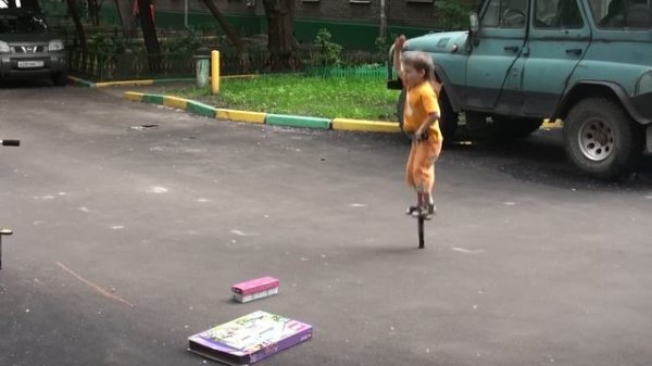 Pogo stick. Children play. Пого стик. Тренажер Кузнечик.