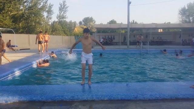 Как сделать задний прижок в воду смотреть онлайн