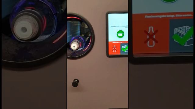 Как в Германии сдают бутылки. Автомат. Покупая напиток, берут залоговую стоимость за бутылку. смотреть онлайн