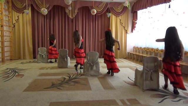 Испанский танец со стульчиками и кастаньетами смотреть онлайн