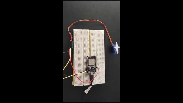 Movimiento un Servomotor con ESP32 en arduino IDE смотреть онлайн