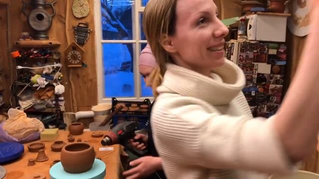 ? А мы делаем ЧАЙНИКИ! из Глины Способ создания чайника с крышкой ОДНОВРЕМЕННО Гончарный интенсив смотреть онлайн