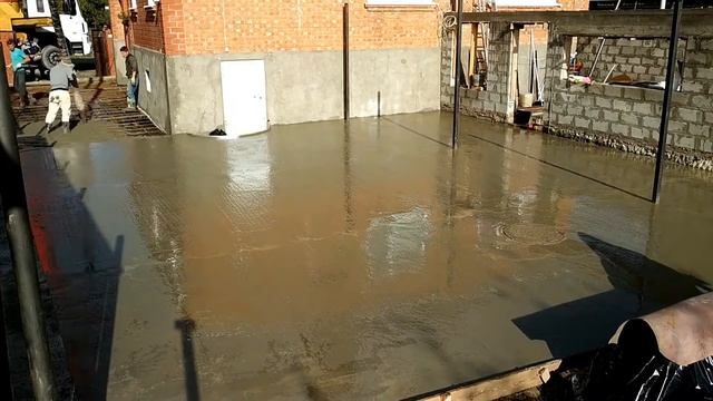 БЕТОНИРУЕМ ДВОР своими руками//Как забетонировать двор по маякам с уклонами смотреть онлайн