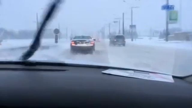 Минск в снегу. Пробка из троллейбусов.