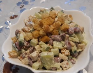 ПРОСТОЙ НО ВКУСНЫЙ САЛАТ С ФАСОЛЬЮ И СУХАРИКАМИ
