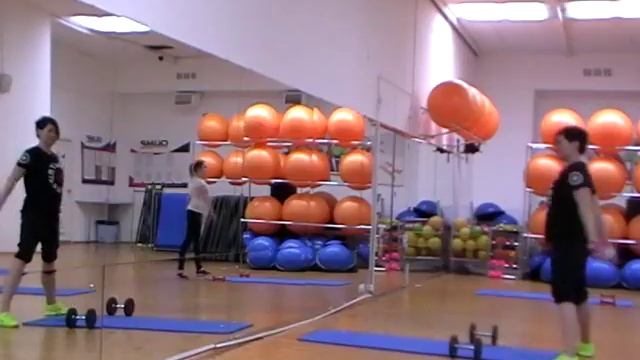 Групповая силовая тренировка. Семинар SFC. Выпады. смотреть онлайн