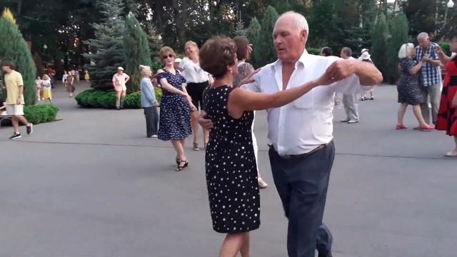 БЕЗ ШИПОВ НИГДЕ НЕ ВСТРЕТИШЬ РОЗ! ТАНЦЫ В ПАРКЕ ГОРЬКОГО ХАРЬКОВ СЧАСТЛИВЫЕ ДНИ смотреть онлайн