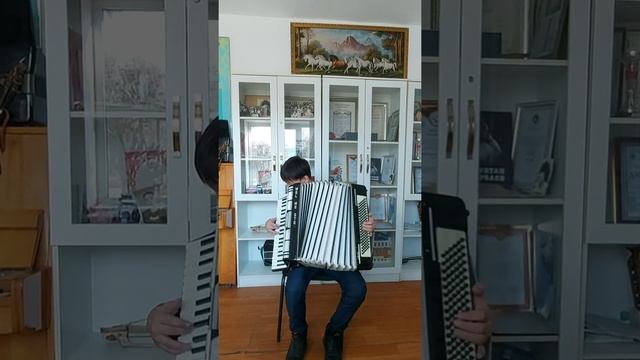 Жамбылская обл., Т. Рыскуловский р-он, уч-ик 3 класса Бошкай Жамбыл, И. Брамс "Венгерский танец 5" смотреть онлайн