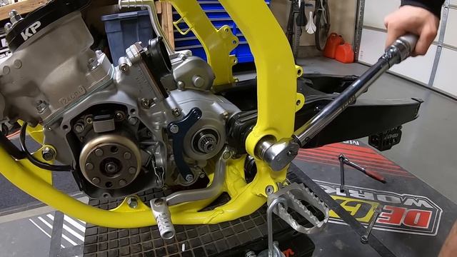 Incredible RM125 Two Stroke Dirt Bike Rebuild from Start to Finish смотреть онлайн